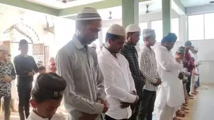 मंझनपुर: ईद की रौनक में डूबी मंझनपुर जामा मस्जिद, अकीदत और अमन के साथ अदा हुई बकरीद की नमाज, गले मिलकर दी गई मुबारकबाद