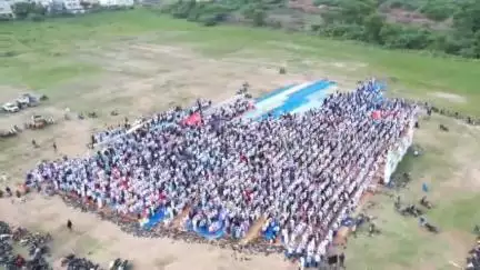 திண்டிவனம்: மயிலம்  வக்பு வாரிய   மைதானத்தில் பக்ரீத் பண்டிகையை முன்னிட்டு ஏராளமான இஸ்லாமியர்கள் சிறப்பு தொழுகை:- ஒருவரையொருவர் ஆரத்தழுவி வ