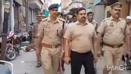 जलेसर: जलेसर थाना क्षेत्र में ईद की नमाज के अवसर पर एडीएम प्रशासन और एएसपी ने संवेदनशील इलाकों में किया पैदल गश्त