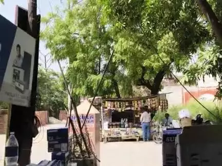 मेरठ में बढ़तेतापमान के कारण गर्मी से राहत पाने के लिए हमने अपने दुकान में लगाया fogo 
7417415268