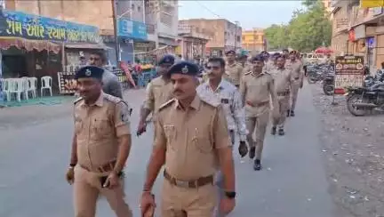 રાણપુર: આજે બકરી ઈદ નિમિત્તે કાયદો ને વ્યવસ્થાને લઈને રાણપુર શહેરમાં પોલીસે ફ્લેગ માર્ચ કરી