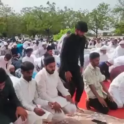 ಕಲಬುರಗಿ: ಬಕ್ರೀದ್ ಹಬ್ಬ ಹಿನ್ನಲೆ: ನಗರದ ಸೇಡಂ ರಸ್ತೆಯ ಖದೀಮ್ ಈದ್ಗಾ ಮೈದಾನದಲ್ಲಿ ಸಾಮೂಹಿಕ ಪ್ರಾರ್ಥನೆ
