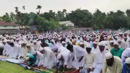 মানকাচৰ: হাটশিঙিমাৰী  ঈদ গাহ ময়দানত প্ৰায় ৫ সহস্ৰাধিক ইছলামা ধৰ্মালম্বী লোক সকলে আদায় কৰিলে পবিত্ৰ ঈদ উল আজহাৰ নামাজ