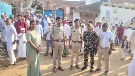 सहार: ईद-उल-अजहा पर अबगिला गांव में प्रशासन सतर्क, बीडीओ और पुलिस पदाधिकारी ने कानून व्यवस्था का लिया जायजा