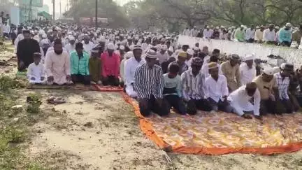 अतरौली: छर्रा ईदगाह पर शांतिपूर्ण ढंग से संपन्न हुई बकरीईद की नमाज, पुलिस प्रशासन रहा अलर्ट, एक-दूसरे के गले मिलकर दी मुबारकबाद
