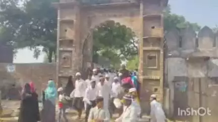सिकंदराराऊ: सिकंद्राराऊ के ईदगाह में पढ़ी गई ईद की नमाज, पुलिस प्रशासनिक अधिकारी सुरक्षा में रहे तैनात
