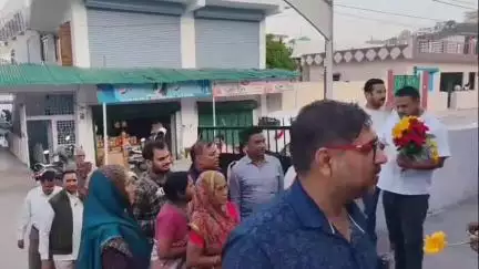 टिहरी: चार धाम यात्रा पर जाने वाले यात्रियों का जत्था पहली बार नई टिहरी पहुंचा, नगर पालिका अध्यक्ष मोहन सिंह ने किया स्वागत