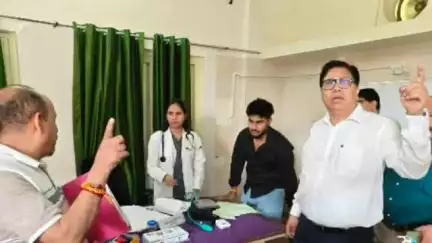 पौड़ी: चिकित्सा निदेशक ने बेस अस्पताल का किया औचक निरीक्षण, अस्पताल में जगह-जगह टूट-फूट पर हुए नाराज