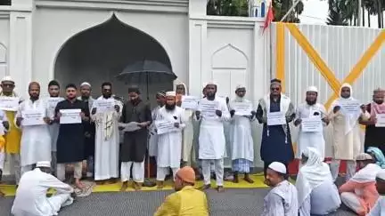 দাংতল ৰাজহ চক্ৰ: বিদেশীৰ নামত স্বদেশীক হাৰাশাস্থিৰ প্ৰতিবাদত বৰতালোৱা আঞ্চলিক ঈদগাহত কলা বেজ পৰিধান কৰি আমছুৰ প্ৰতিবাদ