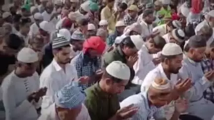 करौली: जिलेभर में हर्षोल्लास के साथ मनाया जा रहा ईदउलजुहा का त्यौहार, बग्गीखाना स्थित मस्जिद में सामूहिक नवाज अदा की गई
