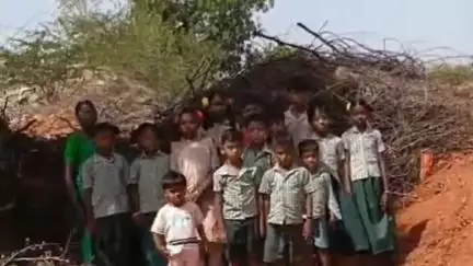 குஜிலியம்பாறை: தேவகவுண்டனூரில் பள்ளி குழந்தைகள் செல்லும் பாதையை குழி தோண்டி தடுத்ததால் மாணவர்கள் அவதி