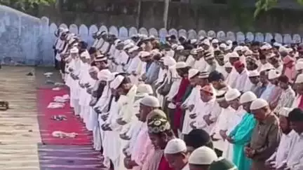 बसवा: बांदीकुई में ईदगाह में हुई ईदुल अजहा की नमाज, आसपास के गांवों से पहुंचे मुस्लिम समुदाय के लोग, एक-दूसरे को मुबारकबाद दी