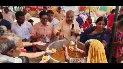 लंभुआ: धार्मिक आस्था और सेवा का संगम: धोपाप धाम में राम कथा के साथ तहरी और बूंदी प्रसाद का वितरण