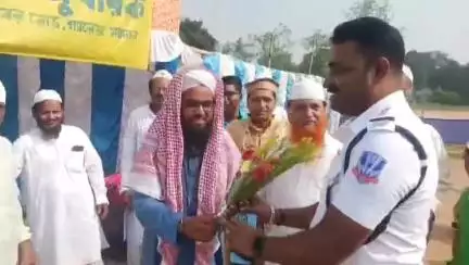 ফরিদপুর দুর্গাপুর: বকরি ঈদের নামাজ পাঠের আয়োজন দুর্গাপুর আকবর রোড গার্লস গ্যারেজ ময়দানে , নামাজ পাঠের ব্যবস্থায় দুই সম্প্রদায়ের মানুষ