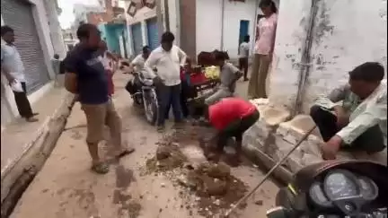 शिवपुरी: सिरसौद गांव के बाजार मोहल्ले में 48 घंटे से नल जल व्यवस्था ठप, सरपंच ने टैंकर भिजवाकर दी राहत