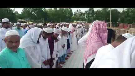 মাটিয়া: নয়াপাৰা হাইস্কুল খেলপথাৰত শ শ মুছলমান লোকে আদায় কৰে ঈদ উল আজহাৰ নামাজ