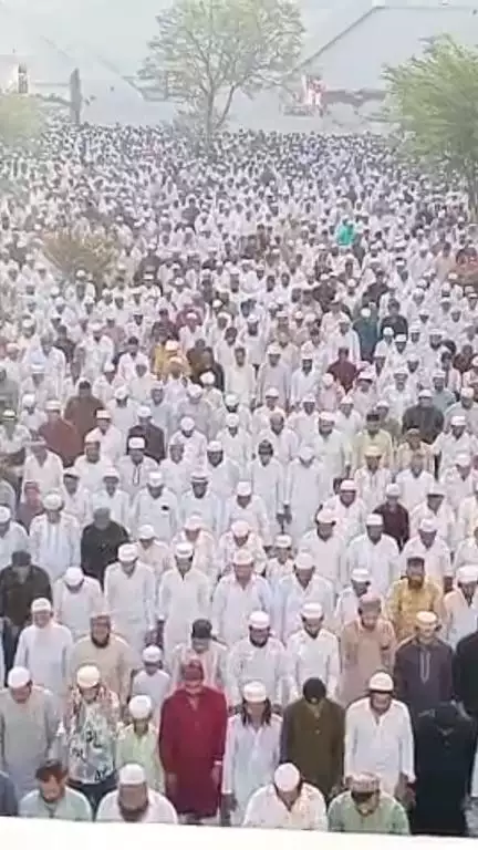 मेरठ: मेरठ में ईद की नमाज शांतिपूर्ण संपन्न हुई, खुले में कुर्बानी पर रोक, स्टंटबाजों पर कार्रवाई के लिए जगह-जगह बैरीकेडिंग