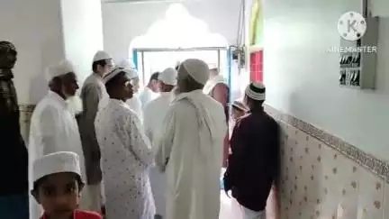 ডায়মন্ডহারবার ১: ডায়মন হারবার পৌরসভার দশ নম্বর ওয়ার্ডে মক্কা মসজিদে ঈদের নামাজ হয়