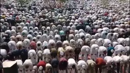 भुसावळ: भुसावळमधील ईदगाह मैदानात बकरी ईद उत्साहात साजरी; हजारोंच्या उपस्थितीत नमाज अदा