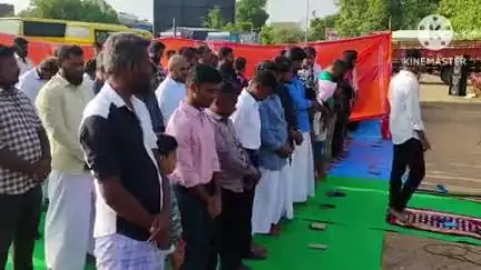கரூர்: பக்ரீத் பண்டிகை முன்னிட்டு சிறப்பு தொழுகை ஈடுபட்ட இஸ்லாமிய மக்கள்