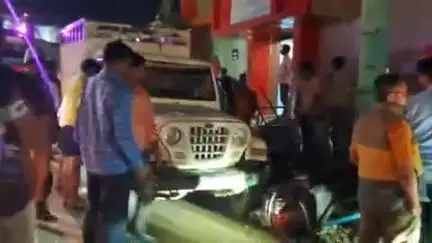 चम्पावत: सुलभ शौचालय के समीप नशे में धुत पिकअप चालक ने तीन खड़ी बाइकों को मारी टक्कर