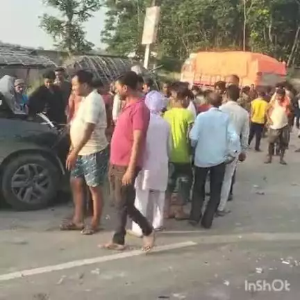 नरपतगंज: राजगंज के समीप एनएच पर तेज रफ्तार टाटा हैरियर कार खड़ी ट्रक में घुसी, महिला सहित चार घायल, पुलिस ने किया ज़ब्त