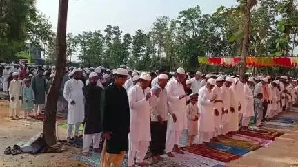 सिमडेगा: सिमडेगा ईदगाह में बकरीद पर्व पर मुस्लिम धर्मावलंबियों ने सामूहिक रूप से बकरीद की नमाज अदा की