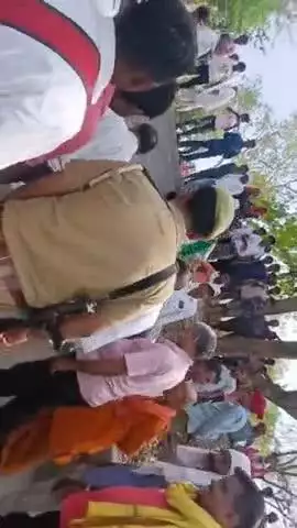 मां कमासिन देवी मंदिर ग्राम गंभीरा पूर्व के नवनिर्मित प्रथम प्रवेश द्वार का लोकार्पण मुख्य विकास अधिकारी कौशांबी श्रीमान अजीत श्रीवास्तव जी ने 5 जून गुरूवार को किया