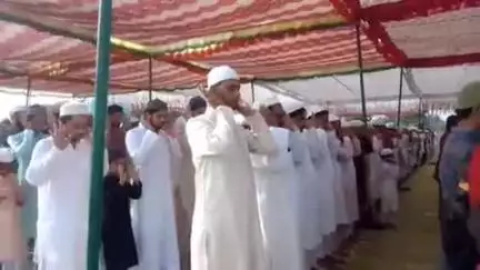 फर्रुखाबाद: कड़ी सुरक्षा व्यवस्था के बीच बीबीगंज स्थित नई ईदगाह में अदा की जा रही ईद उल अजहा की नमाज