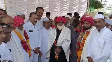 शाजापुर: पूर्व मंत्री हुकुम सिंह कराड़ा गिरवर ईदगाह पहुँचे, मुस्लिम समाज को दी ईद की बधाई