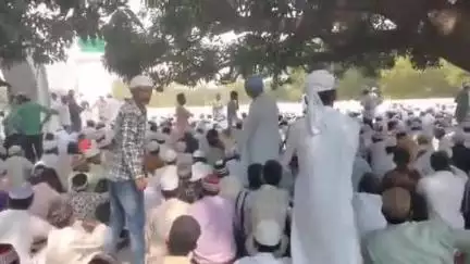 सीतापुर: खैराबाद की ईदगाह में बकरीद के अवसर पर मुस्लिम समुदाय के लोगों ने अदा की नमाज, पुलिस रही मुस्तैद