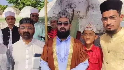 દાહોદ: દાહોદના મુસ્લિમ સમાજ દ્વારા દાહોદ શહેરની ઈદગાહ તેમજ દાહોદ શહેરની વિવિધ મસ્જિદોમાં ઈદ ની નમાઝ પઢી ગળે મળી ઈદ ની શુભેચ્છાઓ