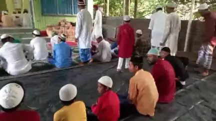 মথুরাপুর ২: মালিপাড়া জামে মসজিদ প্রাঙ্গণে ইদুজ্জোহার নমাজ পড়তে উপস্থিত মুসলিম ধর্মপ্রাণ মানুষেরা