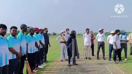 ఏలూరులో అల్లూరి సీతారామరాజు మెడికల్ కాలేజ్ క్రికెట్ గ్రౌండ్లో క్రికెట్ లీగ్ పోటీలను ప్రారంభించిన కలెక్టర్