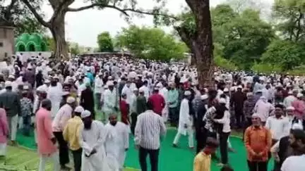 सोहागपुर: बक़रीद पर्व पर सोहागपुर स्थित ईदगाह में मुस्लिम समाज के लोगों ने अदा की नमाज़
