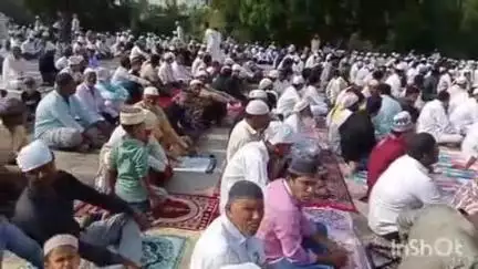 पाचोरा: शहरातील शिवाजीनगर येथील दर्गा येथे बकरी ईदनिमित्त मुस्लिम बांधवांचे सामुहिक नमाज पठण