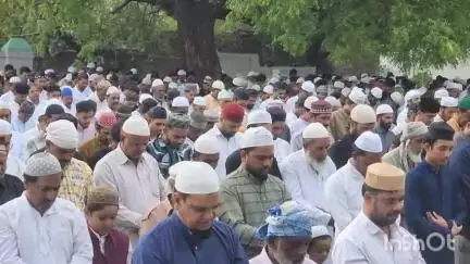 विदिशा नगर: ईद-उल-अज़हा पर्व पर विदिशा में मुस्लिम समुदाय के लोगों ने ईदगाह चौराहे पर स्थित मस्जिद में अदा की नमाज़