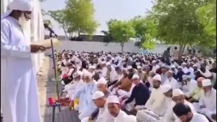 पीपलदा: इटावा में ईद पर खुदा की इबादत में झुके सिर, गले मिलकर दी मुबारकबाद, अमन-चैन की दुआ मांगी