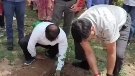 बूंदी: वंदे गंगा जल संरक्षण जन अभियान के तहत संभागीय आयुक्त ने सर्किट हाउस में पौधारोपण कर दिया पर्यावरण संरक्षण का संदेश