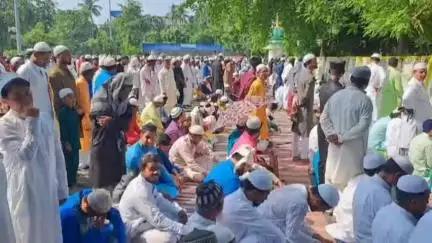 ইংরেজবাজার: সুভাষপল্লী ইদগাহ ময়দানে 31টি মুসলিম সমাজের প্রায় হাজার দশেক মানুষ নমাজ পাঠ ও বিশ্ব শান্তির দোয়া করলেন