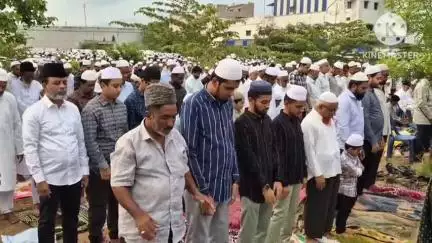 வாணியம்பாடி: பக்ரீத் பண்டிகை- வளையாம்பட்டு, காதர் பேட்டை பகுதியில் உள்ள ஈத்கா மைதானங்களில் ஆயிரக்கணக்கான இஸ்லாமியர்கள் சிறப்பு தொழுகை