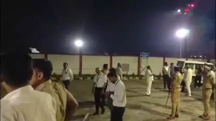जळगाव: पायलटची अडचण दूर झाल्याने उपमुख्यमंत्री एकनाथ शिंदे विमानाने मुंबईकडे रवाना, मंत्री गिरीश महाजन यांची माहिती