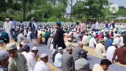 সোণাৰি: সোণাৰি ঈদগাহ ময়দানত হাজাৰ হাজাৰ ইছলাম ধৰ্মাৱলম্বী লোকে সমূহীয়াকৈ পঢ়িলে ইদ-উজ-জোহাৰ নামাজ