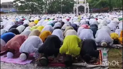 গুৱাহাটী: আজি পবিত্ৰ ইদ উজ জোহা,সিজুবাৰী ঈদগাহ ময়দানত সমজুৱা নামাজ পঢ়ি বিশ্ববাসীৰ বাবে দোৱা কৰে ইছলাম ধৰ্মৰ লোকসকলে