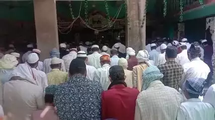बबेरू: बबेरू कस्बे के जामा मस्जिद पर ईद उल अजहा बकरीद की नमाज अदा की गई, देश में अमन चैन की मांगी दुआ, पुलिस बल रहा मौजूद