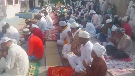 लालगंज: लालगंज में ईद-उल-अजहा पर विभिन्न मस्जिदों और ईदगाहों में शांतिपूर्ण माहौल में नमाज अदा की गई