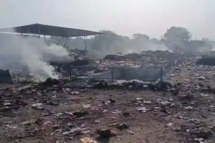 श्योपुर: मठेपुरा गांव के ट्रंचिंग ग्राउंड में कचरे के ढेर व उससे उठने वाला जहरीला धुआँ बन रहा बीमारी का कारण #Jansamasya