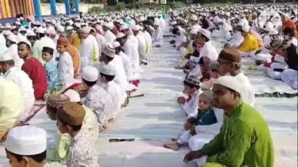 খানাকুল ১: ঈদুজ্জোহার পবিত্র নামাজ পড়তে ঈদগাহ মাঠে হাজার হাজার মানুষের ভির,শুভেচ্ছা বিনিময় করলো পুলিশও