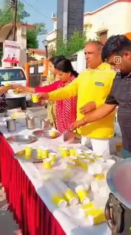 एकादशी की हार्दिक शुभकामनाएं आप सभी को मेयर अनीता अग्रवाल जी द्वारा मीठा जल वितरण किया साथ में वरिष्ठ समाजसेवी चौधरी सुभाष नंबरदार वह सभी सम्मानित मौजूद थे   एक अच्छा वह सराहनीय कार्य रुड़की नगर निगम कार्यालय के बाहर
