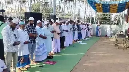 திண்டுக்கல் கிழக்கு: பக்ரீத் பண்டிகையை முன்னிட்டு பேகம்பூர் பெரிய பள்ளிவாசலில் 2000க்கும் மேற்பட்ட இஸ்லாமியர்கள் சிறப்பு தொழுகை